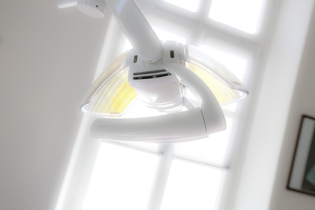 Moderne Behandlungsleuchte im Praxisraum