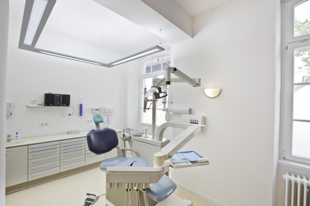 Modernes, helles Behandlungszimmer