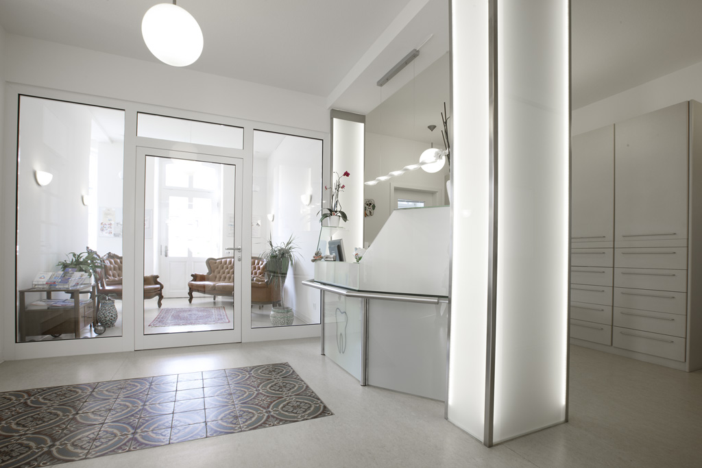 Heller Empfangsbereich mit Blick ins Wartezimmer