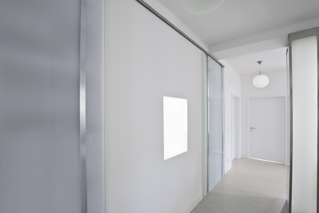 Heller Flur als Zugang zu den Behandlungsräumen