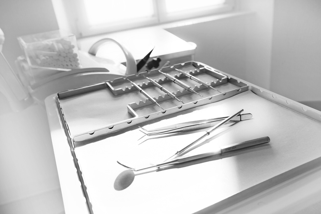 Steril vorbereitete zahnärztliche Instrumente